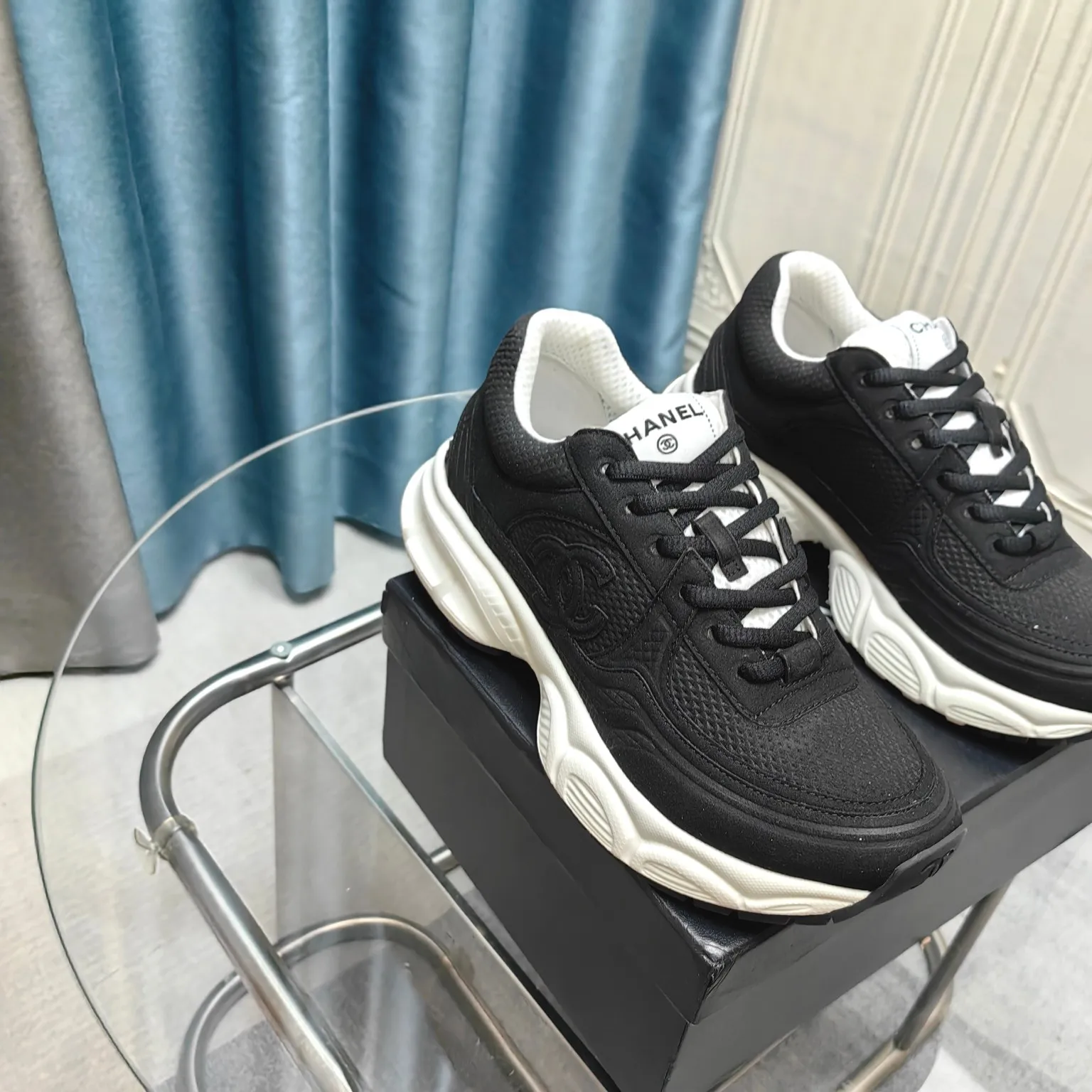 p680🐮🐮Chanel Chanel dad shoes, men and women couples - 2025 counter top casual sports shoes This classic design; the upper is electro-embroidered with a variety of techniques; the outsole is fashionable and sporty; it is unusual to incorporate a variety of color matching elements... The diversified mix and match is very beautiful and versatile, casual, fashionable, sports and outdoor can be taken into account... ꫛꫀꪝ Go➫ Material: ❶Upper is made of: Original imported first-layer silk cowhide + original waterproof cloth + original first-layer cowhide ❷Inner lining: original sheep lining + mesh ❸Outsole based on: original TPU combination outsole Special counter boutique packaging complete set for women 35–41